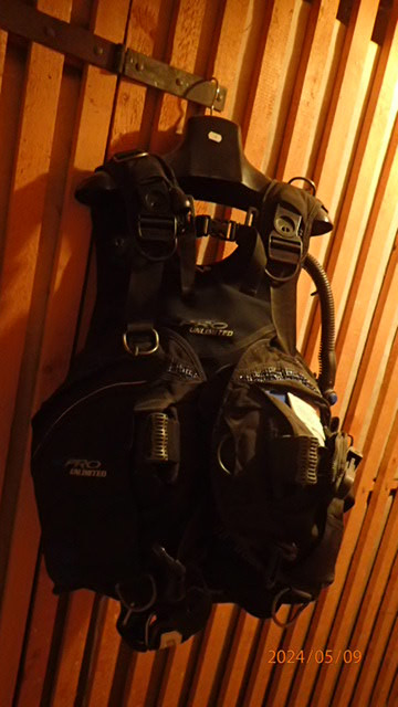 BCD/Vest SeaQuest ProQD Unlimited diving jacket size M/L with double device harness was only used in fresh water, last time in Lake Friedberg. with padded back pad many closesbare pockets 3 holes