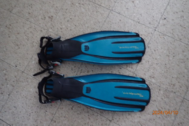 Basic Equipment Mares Quattro fins in small