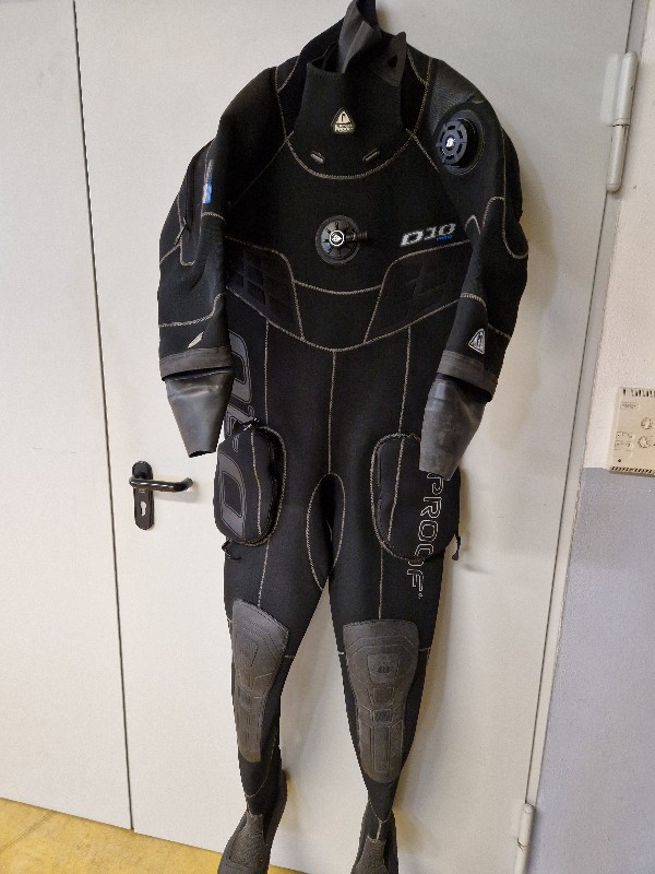 Dive Suit Drysuit Mod. Water Proof Chrach-Neoprene size M/L, neck cuff neoprene, complete with clip gloves, and underwear   