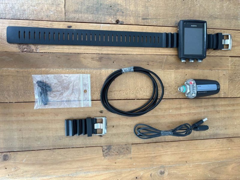 Basic Equipment Suunto eon core dive computer with transmitter