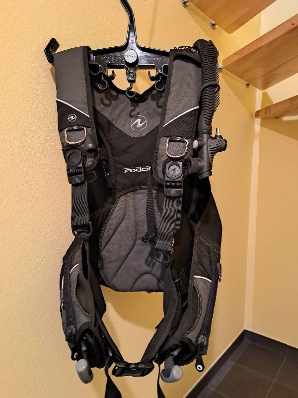 BCD/Vest Aqualung Axiom Size XL with Weight Pockets