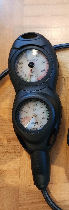 Tauchausrüstung Suunto Druck und Tiefenmesser