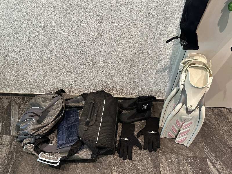 Tauchausrüstung Kompl. Trocken- und Nasstauchausrüstung
