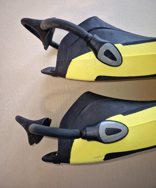 Basic Equipment Mares Avanti Quattro + Scuba Diving & Snorkel Fins in size XL, with Mares bungee straps