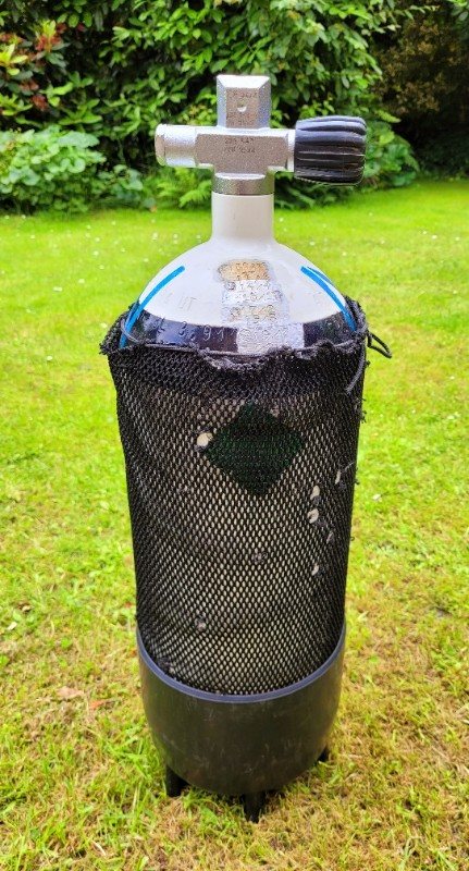 Tauchflasche/Blei 8 ltr. Flasche Stahl mit Ventil, Standfuß und Netz.