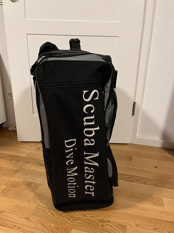 Tauchausrüstung Tauchkoffer Trolli schwarz scuba master 