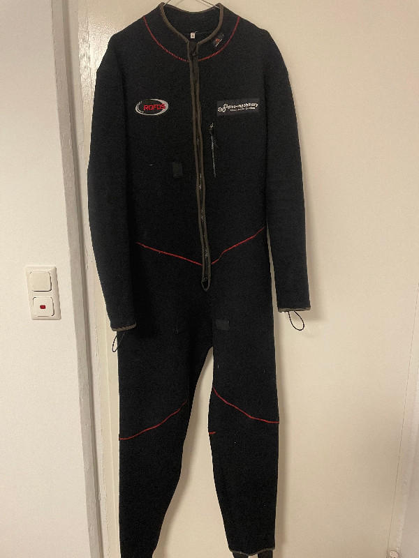 Dive Gear Image of the ad ROFOS Artic 400 undersuit (thick), used. Size XL