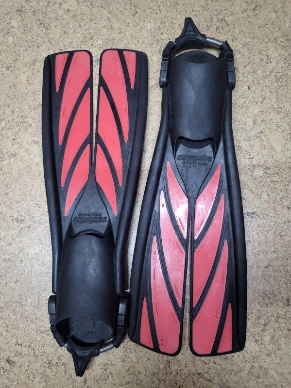 Dive Gear Atomic Aquatics Splitfin fins in size L with stainless steel spring straps.