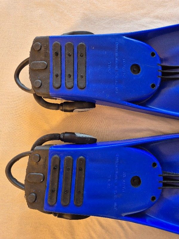 Basic Equipment NEW MARES SUPERCHANNEL Diver & Snorkel Fins Size S 37-41, with Mares Bungee Straps
