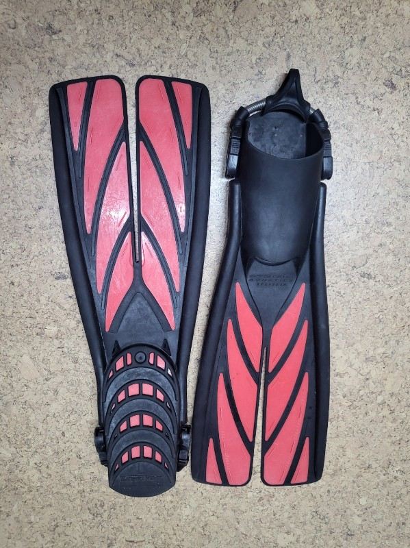 Dive Gear Atomic Aquatics Splitfin fins in size L with stainless steel spring straps.