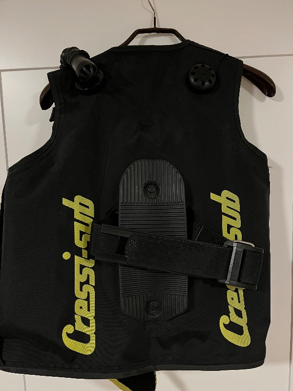 Tarierjacket Jacket schwarz gelb 1 Flasche Cressi sub