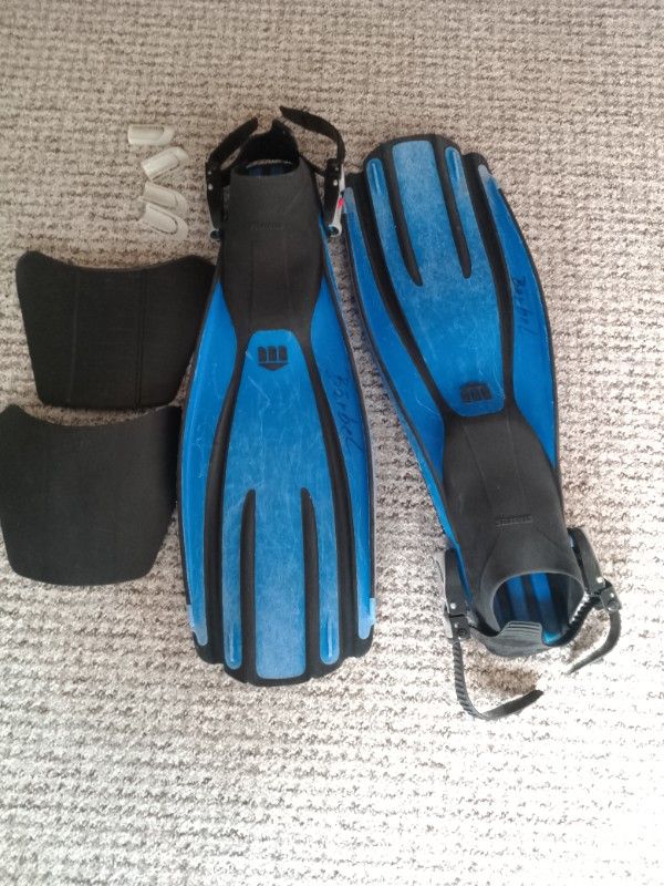 Miscellaneous Fins and shoes size 42, hood and weight belt 