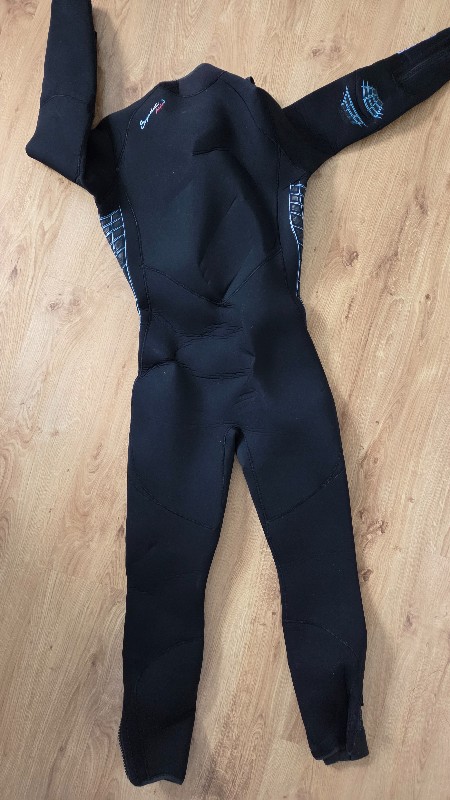 Dive Gear Initial equipment (suit, socks, shoes, gloves, fins, logbook) 