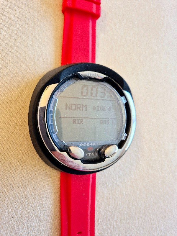 Tauchcomputer/Uhr 1x SUPER Oceanic Tauchcomputer MIT oder OHNE Sender, extra O-Ring, neue Displayschütze, mit Übertragungskabel, mit Transportbox und einer neuen Batterie für Funk-Sender / Transmitter und Handmodul 