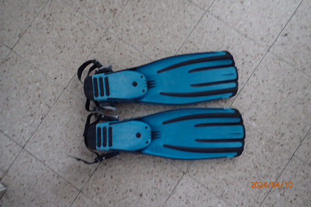 Basic Equipment Mares Quattro fins in small