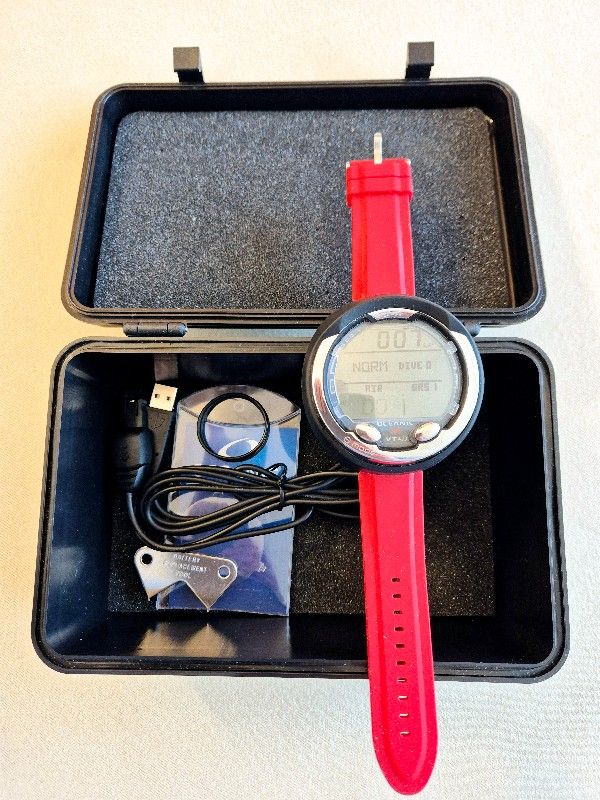Tauchcomputer/Uhr 1x SUPER Oceanic Tauchcomputer MIT oder OHNE Sender, extra O-Ring, neue Displayschütze, mit Übertragungskabel, mit Transportbox und einer neuen Batterie für Funk-Sender / Transmitter und Handmodul 