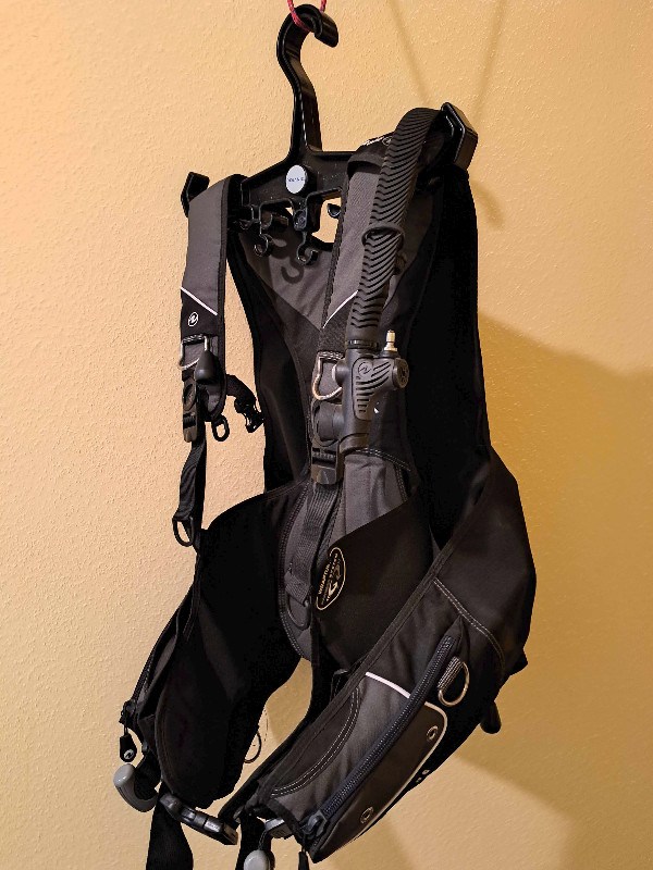 BCD/Vest Aqualung Axiom Size XL with Weight Pockets