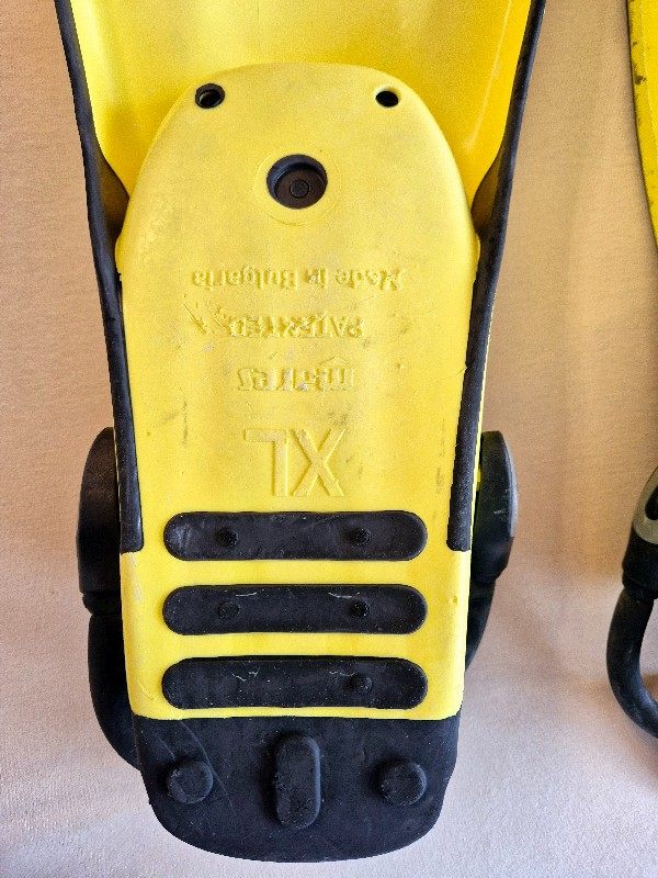 Basic Equipment Mares Avanti Quattro + Scuba Diving & Snorkel Fins in size XL, with Mares bungee straps