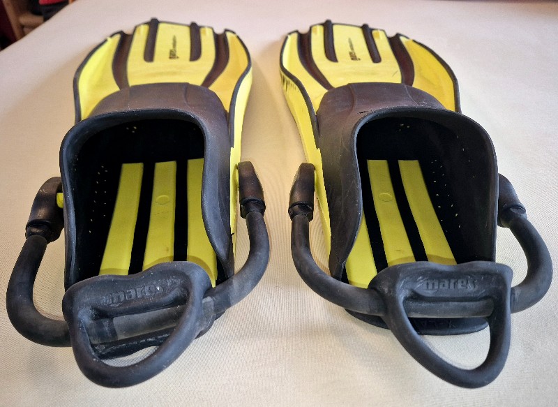 Basic Equipment Mares Avanti Quattro + Scuba Diving & Snorkel Fins in size XL, with Mares bungee straps