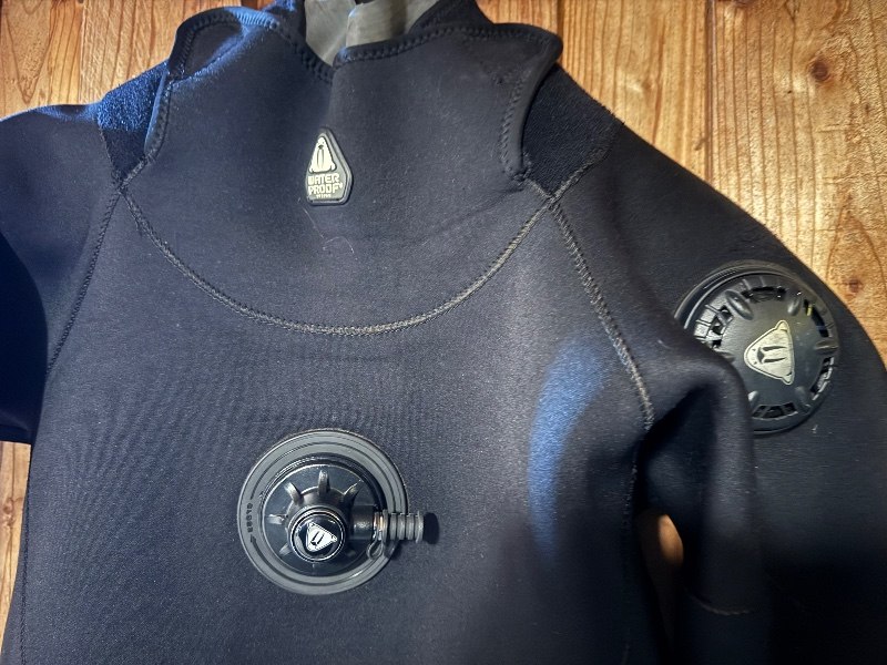 Dive Suit Waterproof D70sc in ML with glove system