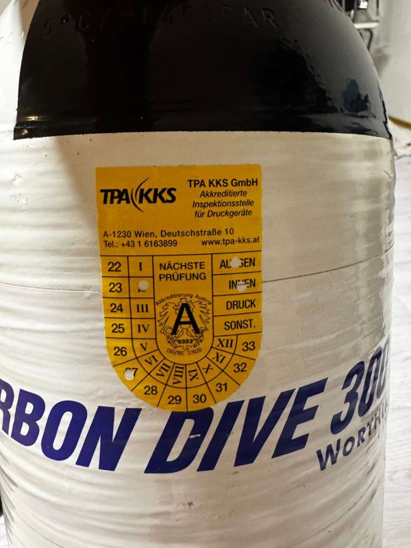 Tanks/Weight CARBONDIVE 300