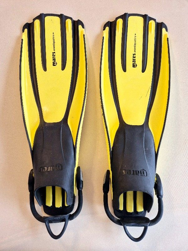Basic Equipment Mares Avanti Quattro + Scuba Diving & Snorkel Fins in size XL, with Mares bungee straps