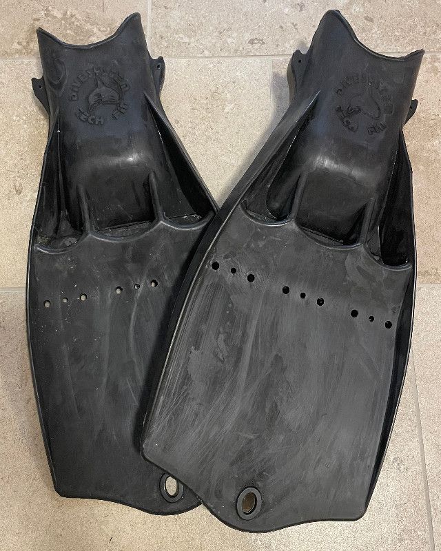 Tauchausrüstung Divesystem Tecfins. Vollgummiflossen schwer in Schwarz. Ohne Springstraps.
