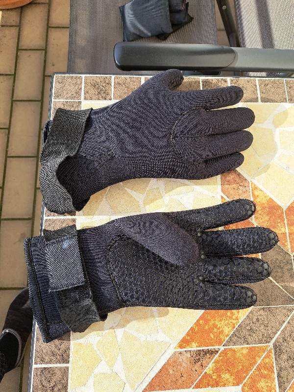Tauchausrüstung Füsslinge und Handschuhe 