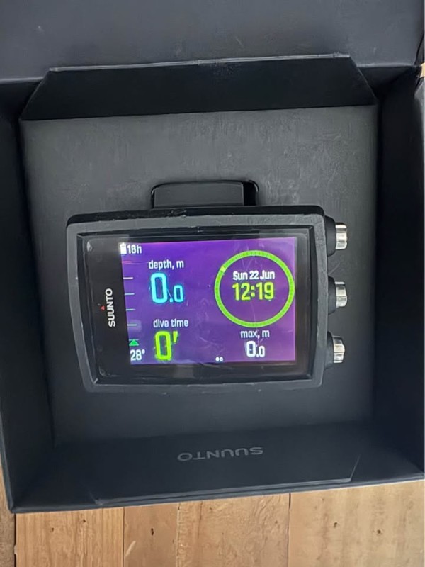 Basic Equipment Suunto eon core dive computer with transmitter